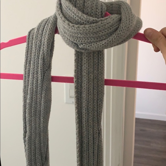 Calvin Klein knitted gray scarf - Picture 2 of 4